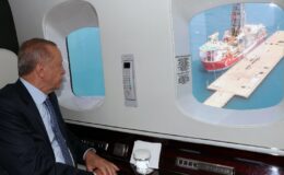 Cumhurbaşkanı Erdoğan havadan inceledi… Erdoğan gemide brifing alıyor