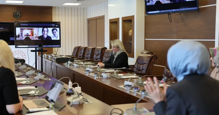 bakan-goktastan-koruyucu-aile-konulu-bitirme-projesine-destek-teyckx2C.webp