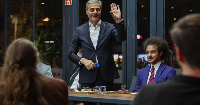 baskan-alemdar-sakaryada-genclerle-bulustu-86hSMRcw.webp