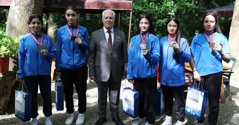 baskan-bozbey-bursanin-gururlariyla-bulustu-5unWfGsN.webp