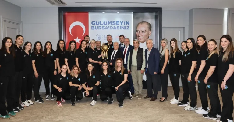 baskan-bozbeyden-sampiyon-hentbol-takimina-ovgu-k5ZvWMyx.webp