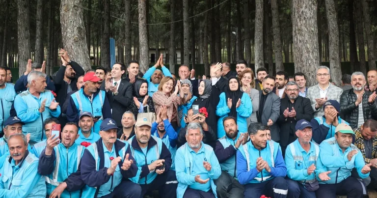 baskan-sahin-belediye-calisanlariyla-bir-araya-geldi-CznyfwMU.webp