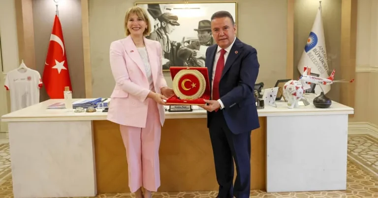 birlesik-krallik-turkiye-buyukelcisi-baskan-muhittin-boceki-ziyaret-etti-DVbcRJI1.webp