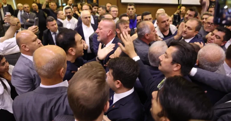 bursa-buyuksehir-meclisinde-gerginlik-baskan-bozbeyden-saldiriya-kinama-9gkLQjOS.webp
