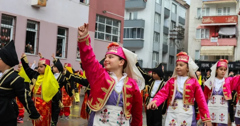 bursa-gemlikte-1470-ogrenci-sanatla-bulusuyor-lXZWFI2q.webp