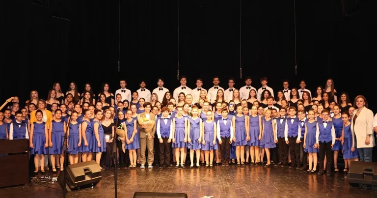 bursa-nilufer-cocuk-ve-genclik-korolari-yil-sonu-konserinde-buyuledi-UhdbC3dg.webp