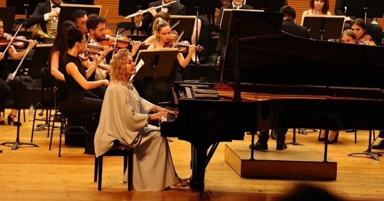 bursa-nilufer-senfoni-orkestrasi-ilk-konserinde-gulsin-onayi-agirladi-AQY6Q57a.webp