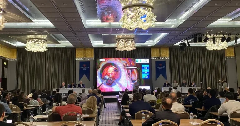 bursada-goz-cerrahlarindan-canli-ameliyat-G21bbP8h.webp