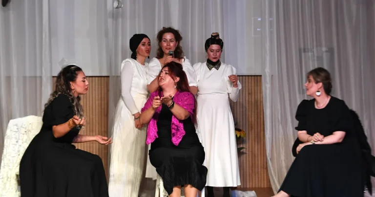bursada-osmangazili-kadinlar-kozalar-oyunu-ile-izleyici-karsisinda-D3SnSe99.webp