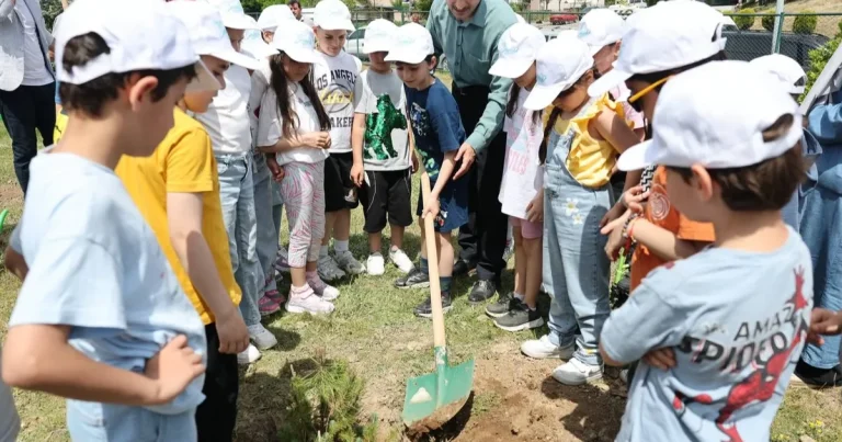 cayirovali-ogrenciler-birlikte-fidan-dikti-aiKAMii4.webp