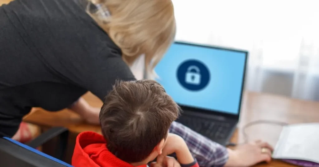 cocuklari-dijital-dunyanin-risklerinden-koruyacagiz-ivrRqGle.webp