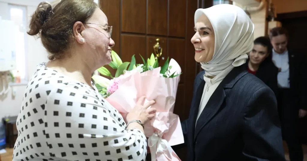 devlet-korumasindaki-cocuklarin-gonullu-annesine-bakan-goktastan-ziyaret-K8bu14Wa.webp
