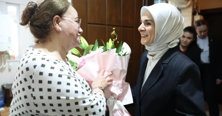 devlet-korumasindaki-cocuklarin-gonullu-annesine-bakan-goktastan-ziyaret-K8bu14Wa.webp