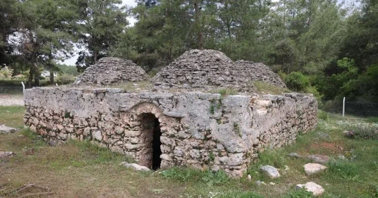 dort-kubbeli-tarihi-su-sarnici-restore-edilecek-kpDm5Rrg.webp