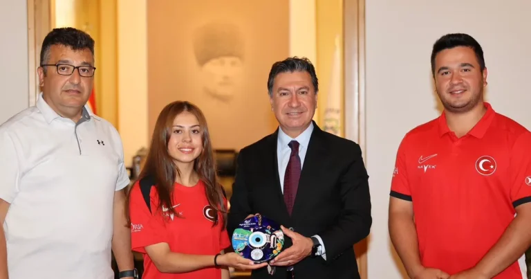 dunya-rekoru-kiran-okculardan-baskan-arasa-ziyaret-t3yFDmKJ.webp