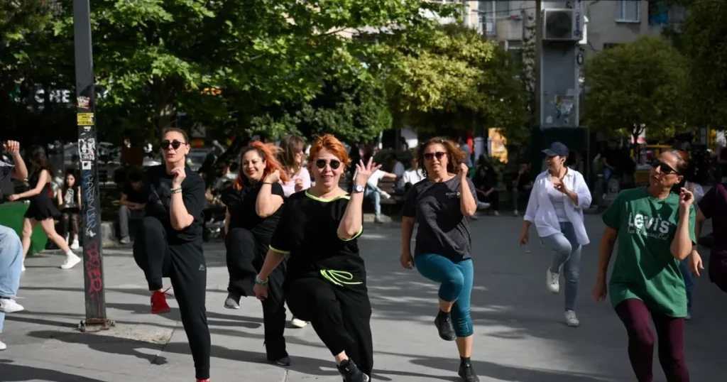 genclik-coskusu-bornova-sokaklarinda-yukseliyor-HcG1K5Fw.webp