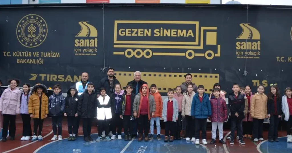 gezen-sinema-yuzlerce-duragin-heyecani-oldu-sinemanin-rotasi-baskentten-doguya-oldu-KhQE7B8i.webp