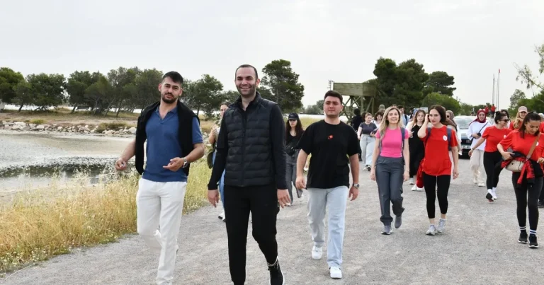 izmir-ciglide-genclik-ataturk-icin-yurudu-v3n5vB7G.webp