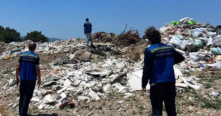 izmir-gaziemirde-acik-alana-atiga-18-milyar-tl-cevre-cezasi-siXBuT9h.webp