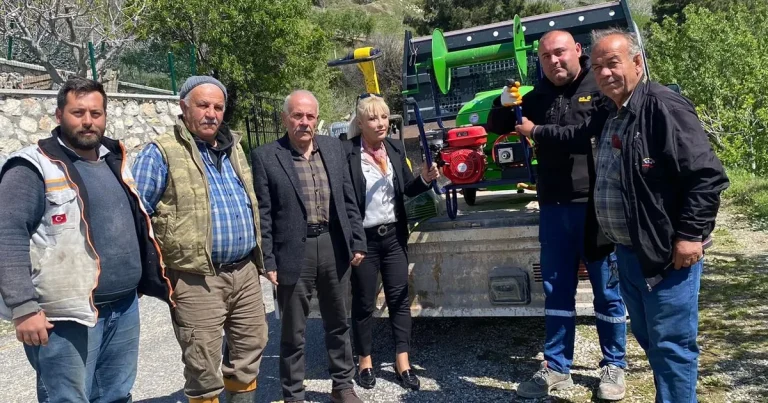 izmirde-ciftcilere-destek-ilaclama-makinesi-hediye-edildi-E93S8PmA.webp