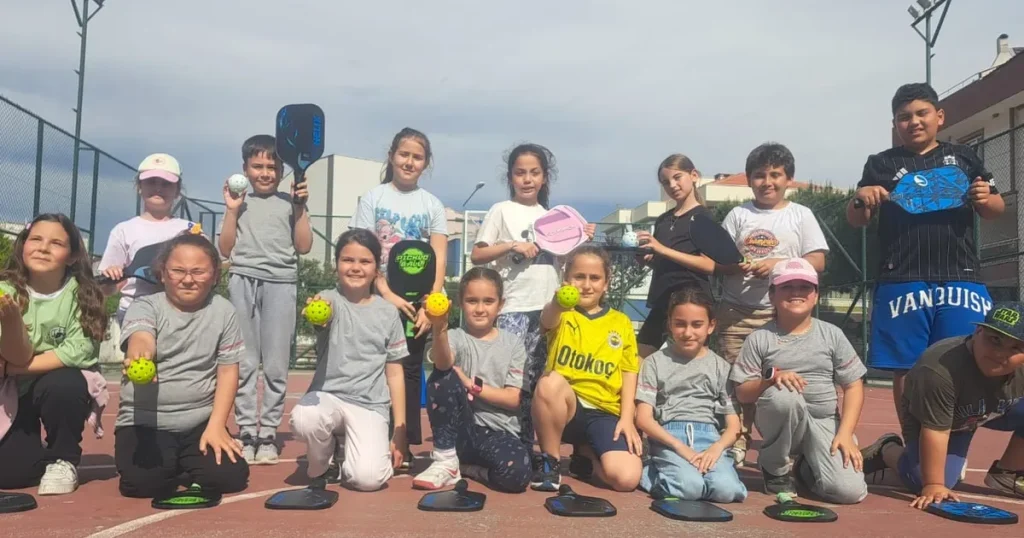 izmirde-pickleball-heyecani-fVuArs27.webp
