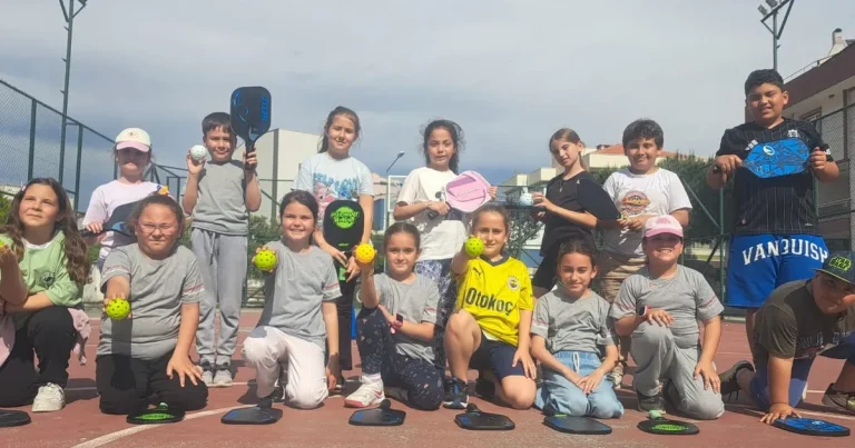 izmirde-pickleball-heyecani-fVuArs27.webp