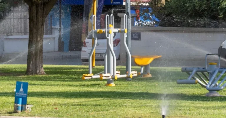 izmirin-parklarinda-su-kaybina-gecit-yok-Eq9ddVjj.webp