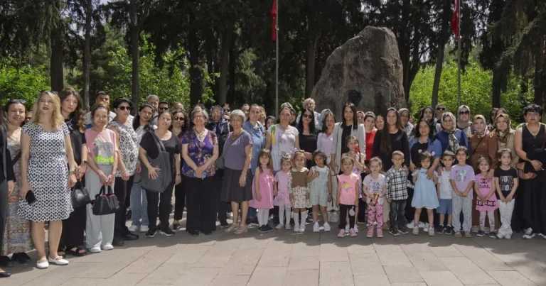 izmirli-annelere-en-ozel-kutlama-vMduvvIS.webp