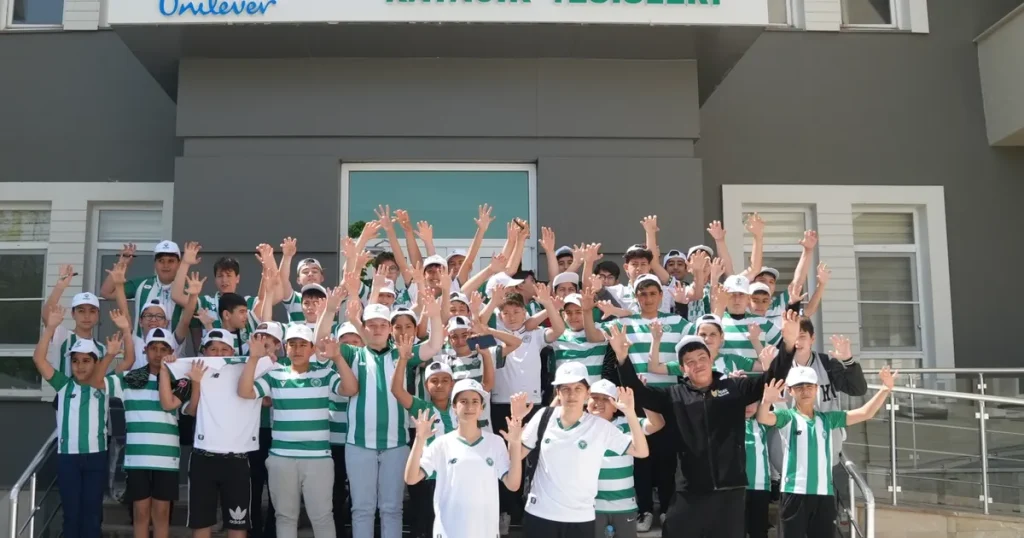 karatayli-cocuklar-konyaspor-antrenmanini-izledi-2BSuvdH6.webp