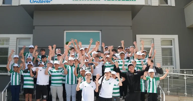 karatayli-cocuklar-konyaspor-antrenmanini-izledi-2BSuvdH6.webp