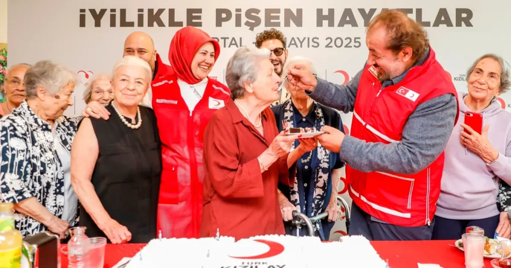 kizilaydan-anneler-gunune-ozel-kutlama-VEyeLhGy.webp