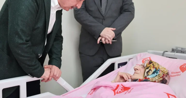 kocaelide-baskan-buyukakin-anneler-gununde-sehit-ailesi-ve-huzurevine-gitti-p3nXqRTK.webp