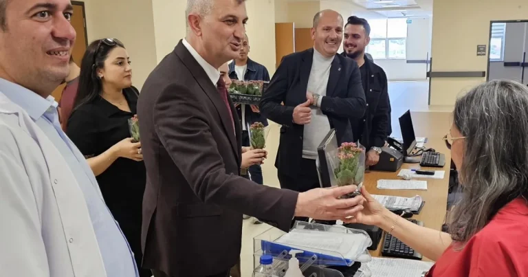 kocaelide-baskan-sezerden-hemsirelere-surpriz-kutlama-WNfTeLpT.webp