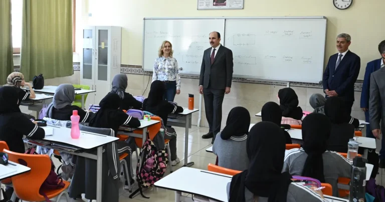 konyada-baskan-altay-ogrencilerle-bulustu-dBuQeQpi.webp