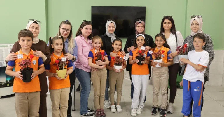 konyada-cocuklar-cicekleri-annelerine-hediye-etti-k5UK4Jci.webp