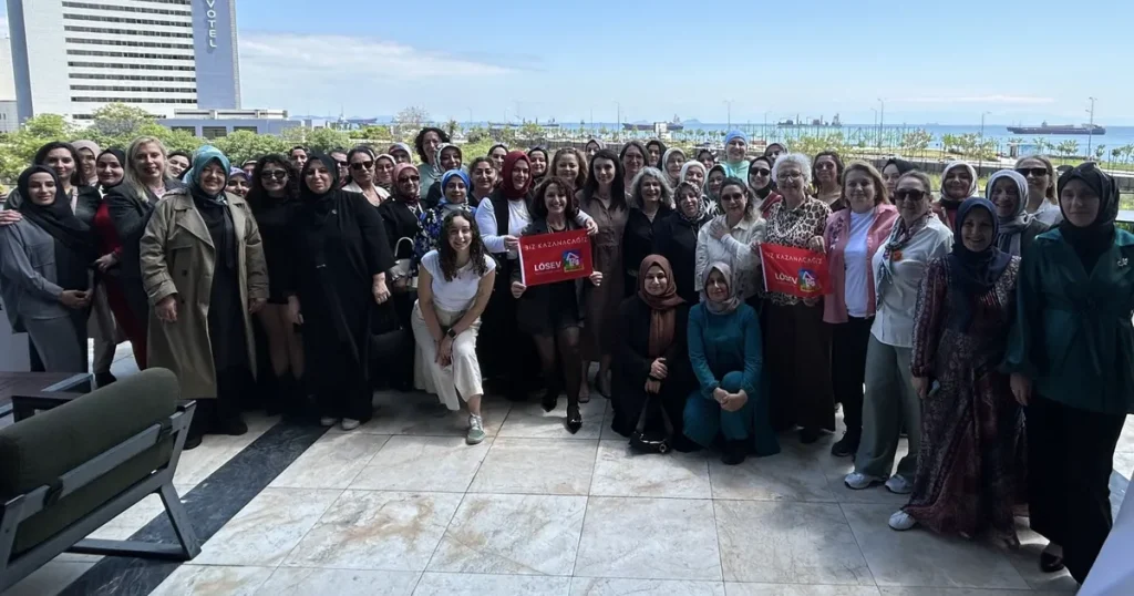 losev-istanbul-anneler-gununu-kutladi-dfKY53La.webp