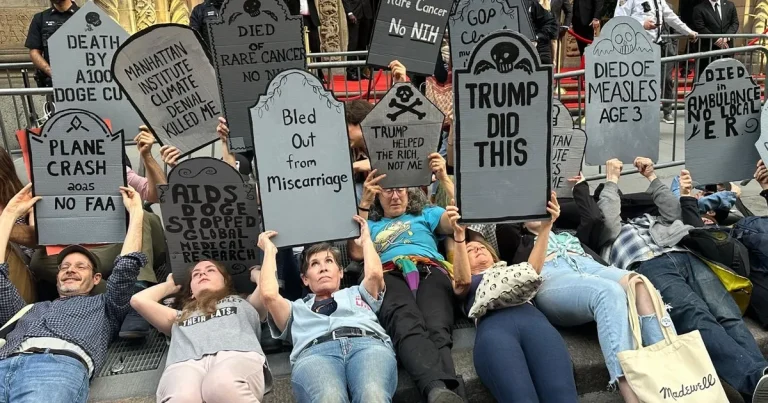 manhattanda-milyarder-galasina-protesto-soku-f6BDe8Dj.webp