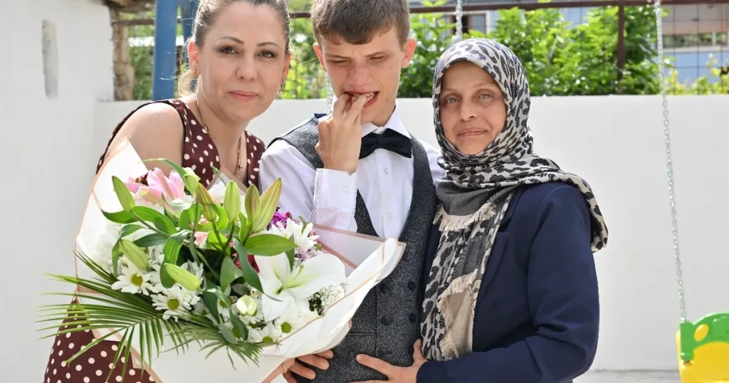 manisada-anneler-gununde-mutlu-eden-destek-61HJ926j.webp