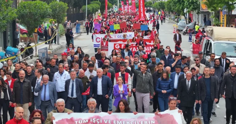 manisada-baskan-zeyrek-emekcilerle-omuz-omuza-yurudu-NVuWHKGd.webp