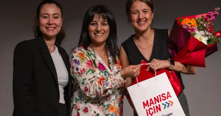 manisadan-isitme-engellilere-ozel-film-gosterimi-8UNpOv8Q.webp