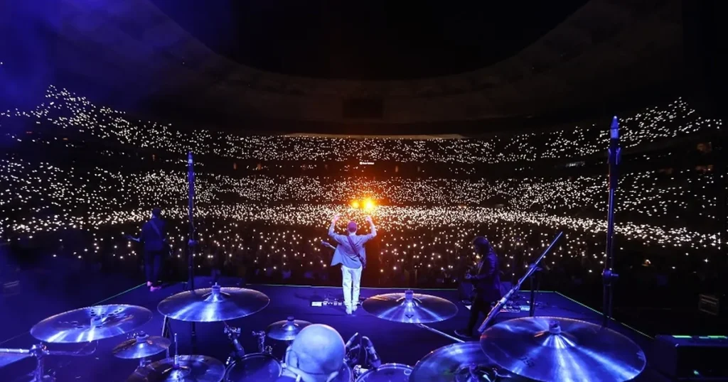mor-ve-otesinden-izmirde-dev-konser-dunya-capinda-bir-stadyum-konseri-3JLXtZSS.webp