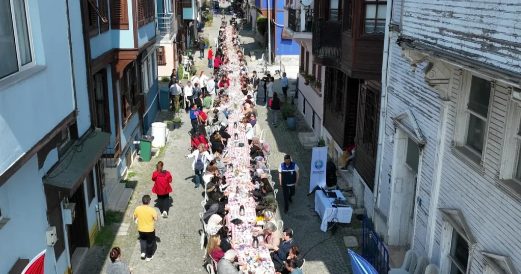 mudanyada-annelere-ozel-sevgi-sofrasi-UQKbfdAr.webp