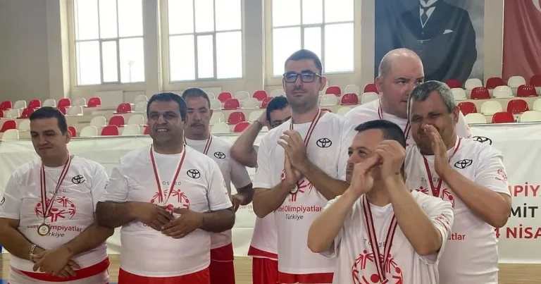ozel-cocuklar-altin-madalyalari-ayvalika-getirdi-fON5eqK4.webp