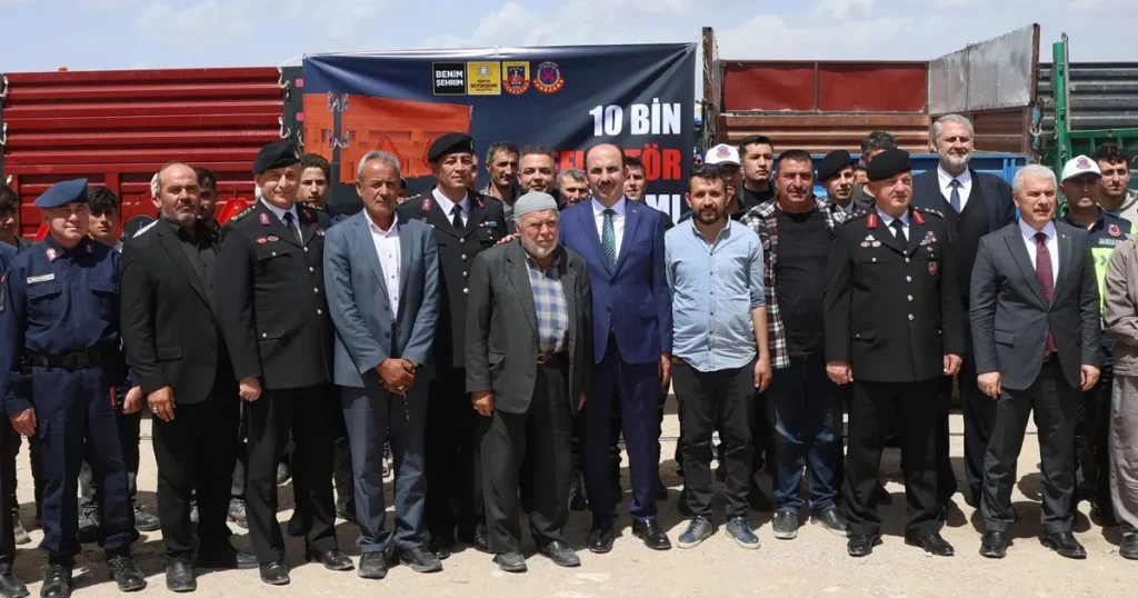 reflektor-tak-gorunur-ol-projesi-ile-ciftcilere-10-bin-adet-reflektor-dagitilacak-WkA6ve7B.webp