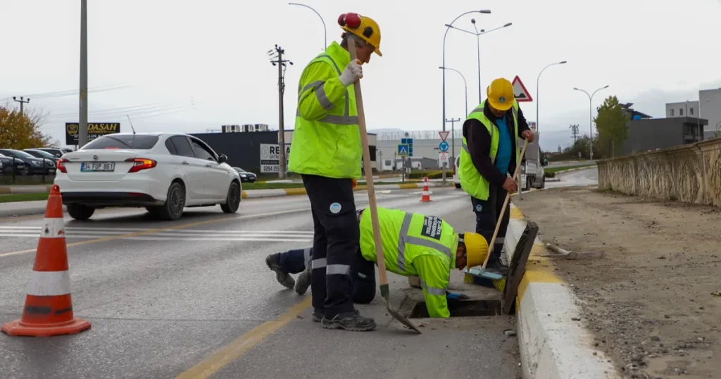 sakarya-altyapilarinda-yagis-oncesinde-hummali-temizlik-BkfyXFOR.webp