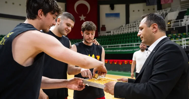 sari-kirmizili-ekip-sampiyonluk-macina-bornovada-cikiyor-GhK55JNp.webp
