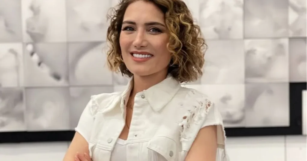 sema-ozevin-sanatin-yeni-dilini-teknolojiyle-kodluyorum-QPNfWnqy.webp