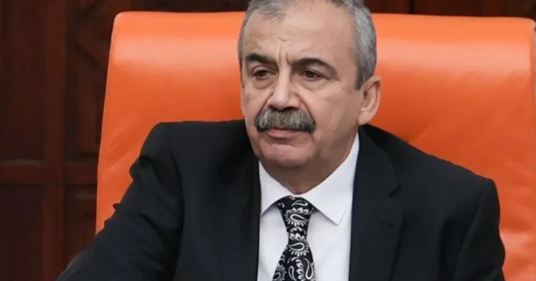 sirri-sureyya-onder-hayatini-kaybetti-rgPyP5d7.webp