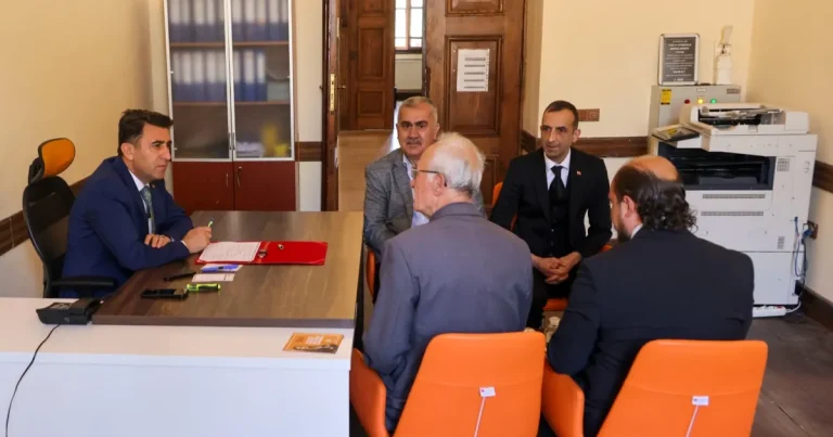 vali-aygol-acik-kapida-bileciklilerle-bulustu-D1TqJS8G.webp